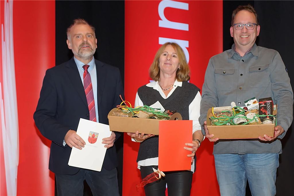 Dirk Wigant, Susanne Schmidt und Andreas Mergel auf der Bühne der Sparkasse Unna Kamen.