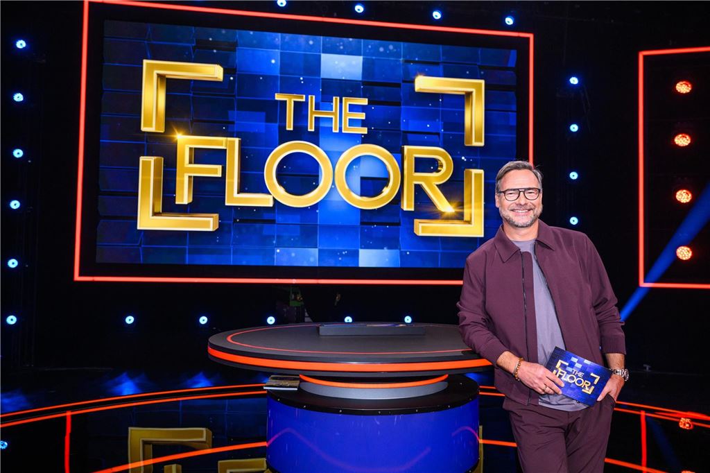 Zweite Staffel von „The Floor“: Drei Dortmunder kämpfen um Quiz-Krone Moderator Matthias Opdenhövel steht im Studio von "The Floor" und hält Moderationskarten in der Hand.