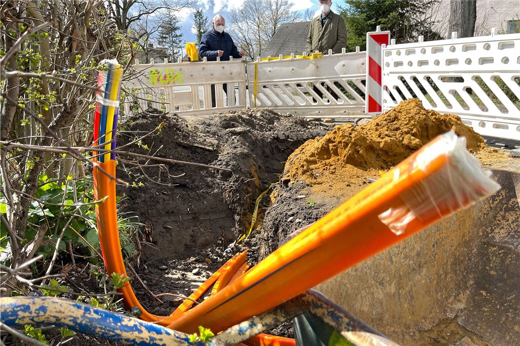 Schotterpisten, gekapptes Internet: Verdruss beim Glasfaserausbau in Fröndenberg Dies sind schon die neuen Glasfaserleitungen in der Alten Kreisstraße – in einer anderen Baugrube hatten Tiefbauer eine Telekomleitung beim Aushub gekappt.