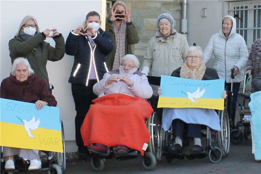 „Als der Russe kam“: Bei älteren Menschen brechen Traumata wieder auf Diese Bewohnerinnen und Mitarbeiterinnen im St. Bonifatius Wohn- und Pflegeheim wollen ganz sichtbar für den Frieden demonstrieren.