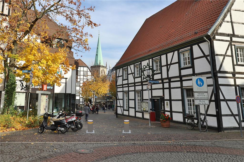 „Fahrzeuge wurden zur Waffe“: WfU fordert Poller für die Innenstadt Die Bildmontage zeigt an der Hertingerstraße in Unna Absperrpoller an der Zufahrt zur Innenstadt.