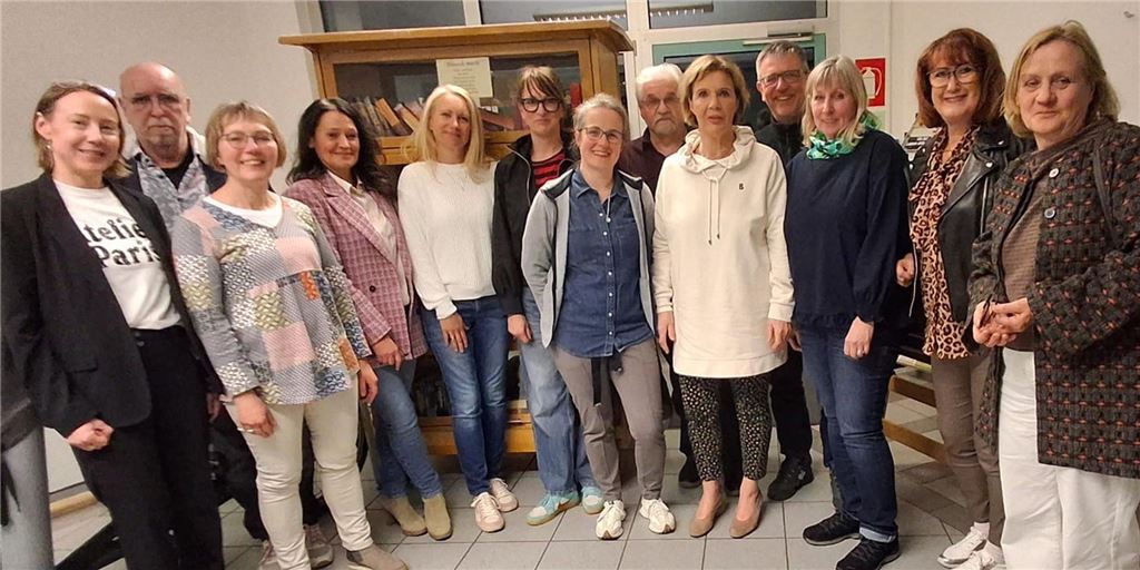 Aktion für Kinder ist gerettet und will bald wieder Obst ausliefern 13 Frauen und Männer vom Verein Aktion für Kinder stehen nebeneinander