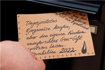 Diese persönlich adressierte und handschriftlich verfasste Postkarte holte ein Grundschulkind aus Holzwickede aus dem Briefkasten der Familie. 