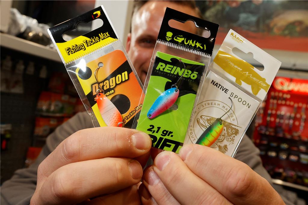 Damit der Karpfen in Stimmung kommt Diese ultraleichten Miniköder werden als Spoons bezeichnet. Es gibt sie in allen Farbvarianten, damit sie bei unterschiedlichen Gewässertrübungen sichtbar sind.