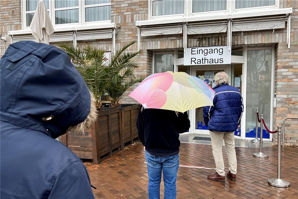 Mitarbeiter bedroht: Rathaus sucht nach Schutzmaßnahmen Bürger stehen Schlange vor einem Seiteneingang zum Unnaer Rathaus. Das Bild stammt aus der Corona-Zeit.