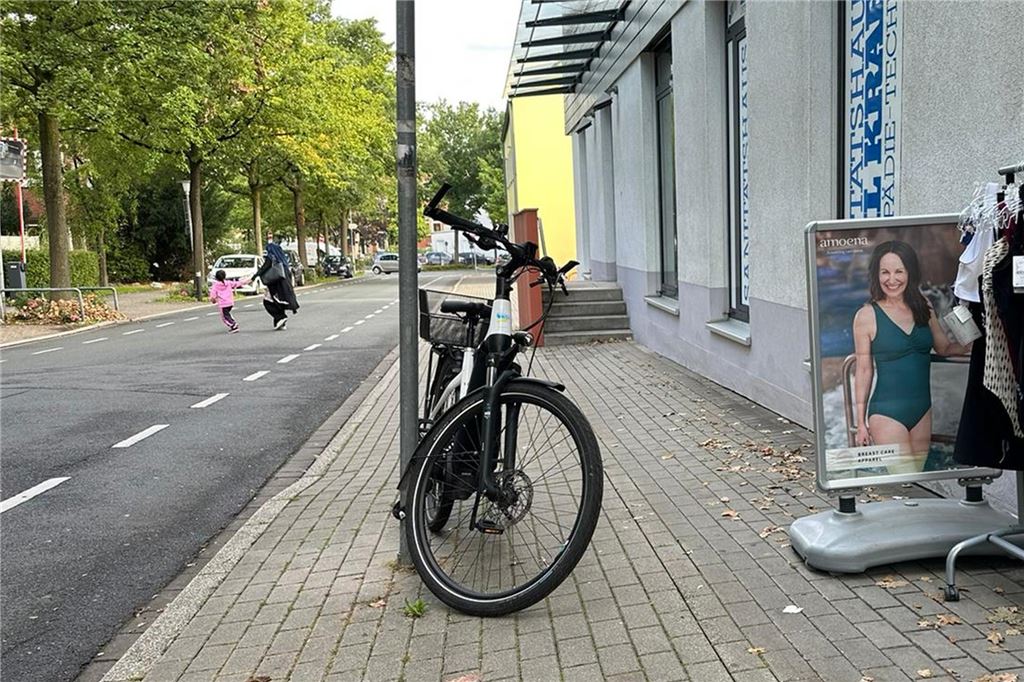 Wenn Radfahrer Barrieren aufbauen An der Oberen Husemann-Straße in Unna parkt ein Fahrrad auf einem Gehweg.
