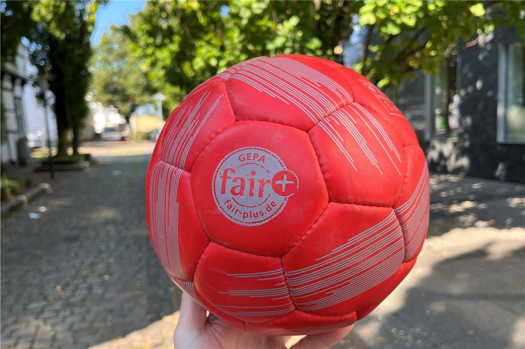 Nicole Katsigiannis klärt auf über Shopping mit gutem Gewissen Ein roter Fußball trägt einen "Fair plus"-Aufdruck