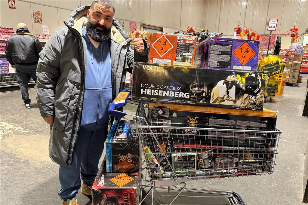 aaa Dieser Feuerwerk-Fan lässt es an Silvester krachen: Für seinen Einkaufswagen voll mit Böllern, Raketen und Co. wird er mehrere hundert Euro an der Kasse hinlegen müssen.
