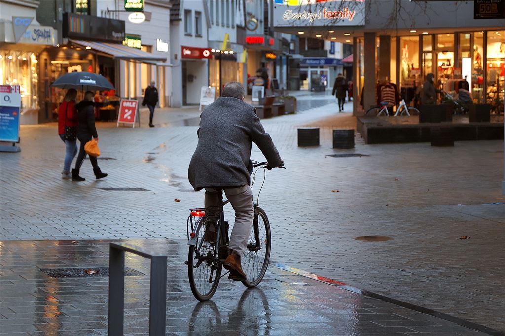 Konditorin reicht es: Unterschriftenliste gegen rücksichtslose Radfahrer Dieser Radfahrer radelt durch die Fußgängerzone, obwohl er das eigentlich nicht darf. Während er durch Abstandhalten niemanden gefährdet, haben Gastronomen schon anderes erlebt. Jetzt gibt es eine Unterschriftenaktion.