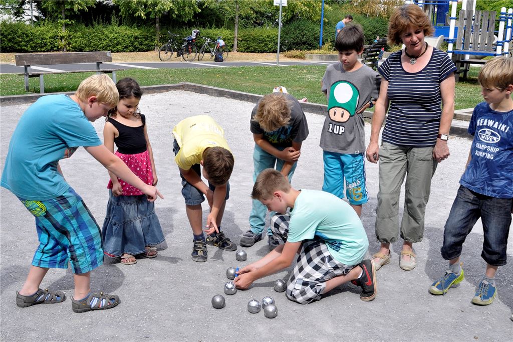 Erbschaft wirft keine Zinsen mehr ab: Nullzinspolitik trifft auch den TVE Lünern/Stockum Dieses Bild aus dem Jahr 2013 zeigt, wie der TVE Kindern das Boule-Spiel nahe bringt. Der Verein bietet auch außergewöhnliche Sportarten an.