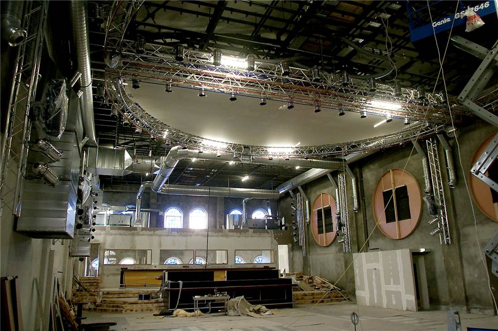 Feiern in der Großraumdisko Prisma: Als wir glaubten, die Welt würde uns gehören Dieses Bild entstand kurz vor der Eröffnung, als die große Halle noch im Aufbau war.
