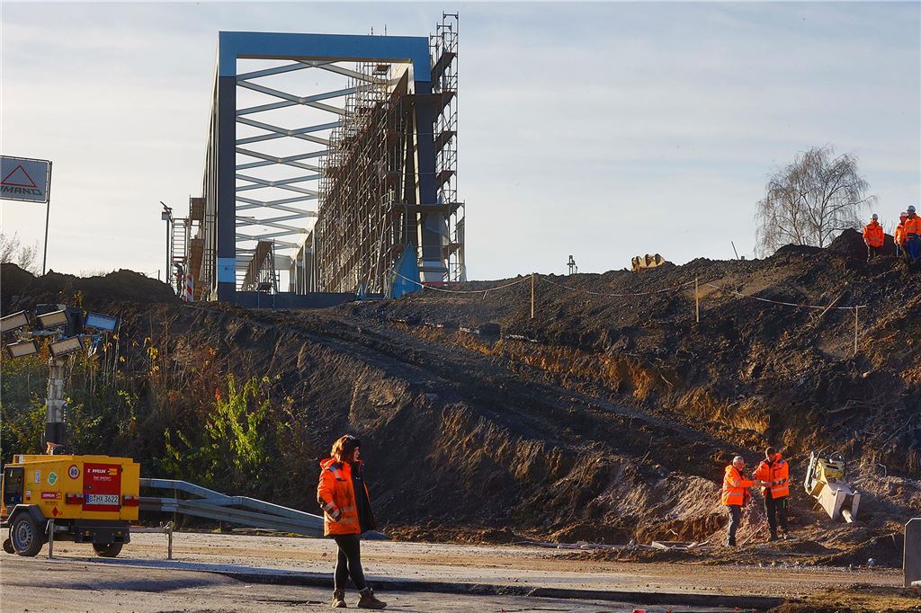 2.000 Tonnen auf Rädern, A1 gesperrt: Liveblog vom spektakulären Brückenbau in Unna Dieses Bild entstand während der Abrissarbeiten an der alten Brücke. Etwas oberhalb thront die neue bereits neben der Autobahn.