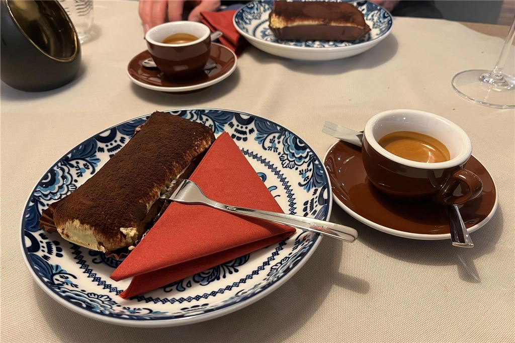 Wenig zu meckern beim Restaurant-Test von Billy Reinas Bistro „SiSi“ Tiramisu und Caffè stehen auf einem Tisch im Restaurant "SiSi" in Unna.