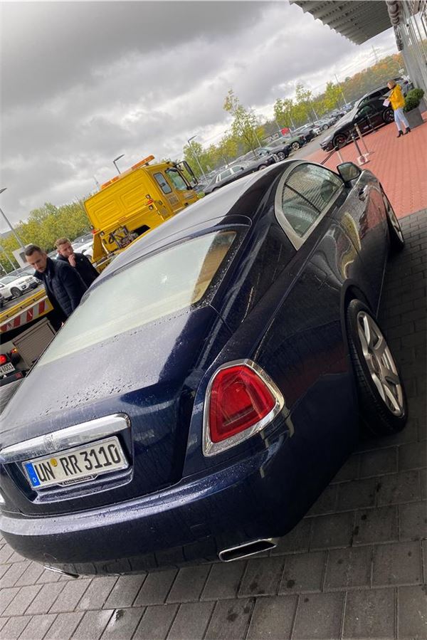 Millionen-Neubauten und Gewerbesteuer: Wechselhaftes Wirtschaftsjahr Ein dunkelblauer Rolls-Royce wird von einem Abschleppwagen aufgeladen. Das Luxusauto hat ein Unnaer Kennzeichen.