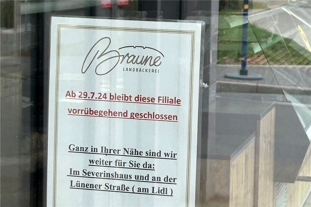 Bäcker Braune gibt Hoffnung auf Wiedereröffnung von Filiale nicht auf Schild mit der Aufschrift: "Ab 29.7.2024 bleibt diese Filiale vorrübergehend geschlossen"