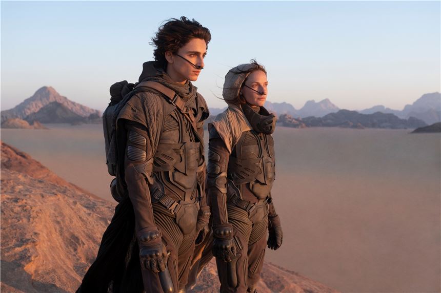Bionik: Die Wissenschaft hinter dem Science-Fiction-Film „Dune“ Dieses von Warner Bros. Entertainment veröffentlichte Bild zeigt Timothee Chalamet und Rebecca Ferguson in einer Szene aus dem Film "Dune" (2021). Der Film wird bei der nächsten Jugend-Uni im Kinorama in Unna gezeigt.