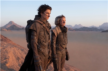 Dieses von Warner Bros. Entertainment veröffentlichte Bild zeigt Timothee Chalamet und Rebecca Ferguson in einer Szene aus dem Film "Dune" (2021). Der Film wird bei der nächsten Jugend-Uni im Kinorama in Unna gezeigt.