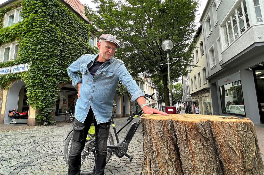Landesgartenschau ist vom Tisch: Initiatoren enttäuscht Dieter Grasch (BUND) steht an einem Baumstumpf am Unnaer Marktplatz.