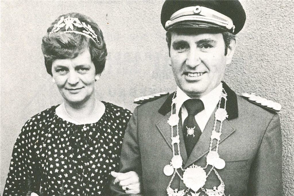 Dieter Nierfischer und Ursula Flechtner werden 1977 als neues Langerner Königspaar in der Zeitung verewigt. Es gab bei diesem Fest nicht nur viel zu sehen, sondern auch zu hören: Die Zwillingskanone "Das doppelte Lottchern", ließ  sich erstmals vernehmen - nicht nur auf dem Schützenplatz im Dorfzentrum, sondern im gesamten Gebiet der Bauerschaft.