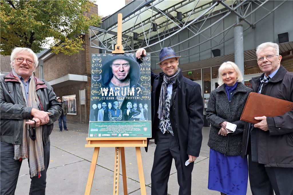 Thorsten Kramers Film bewegt die Menschen in Unnas Kino Dieter Schulze, Direktor des Werkstatt-Berufskollegs Unna (l.), war für das Team von Sartorius-Film ein wertvoller Partner und ließ ich natürlich auch die Premiere in Unna nicht entgehen. Ihm dankten Thorsten Kramer (auch Schauspieler), Brigitte Kramer und Gerhard Kramer (alle Sartorius-Film).