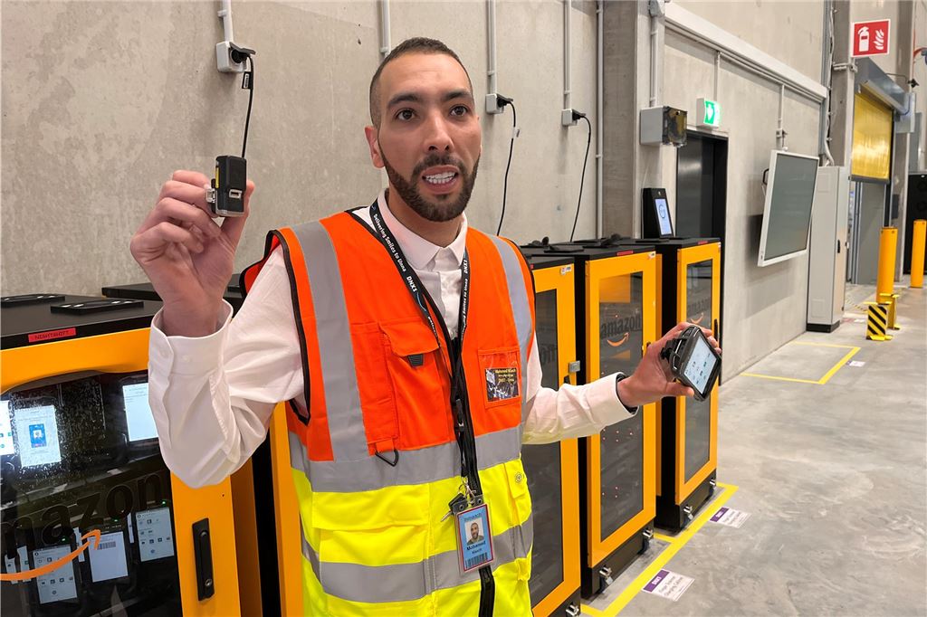 Amazon-Verteilzentrum: Spannende Einblicke und kritische Fragen Mohamed Maach zeigt im Amazon-Verteilzentrum in Unna Scanner, mit denen seine Mitarbeiter Pakete den richtigen Sortierstationen zuordnen.