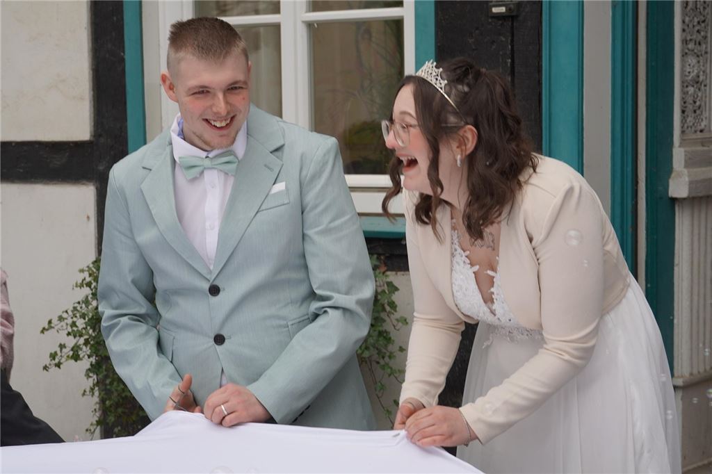 Unerwartet nahe: Dilara und Sean haben in Unna geheiratet Gemeinsam klappt alles besser, auch das traditionelle Ausschneiden des Herzens durch das Brautpaar.