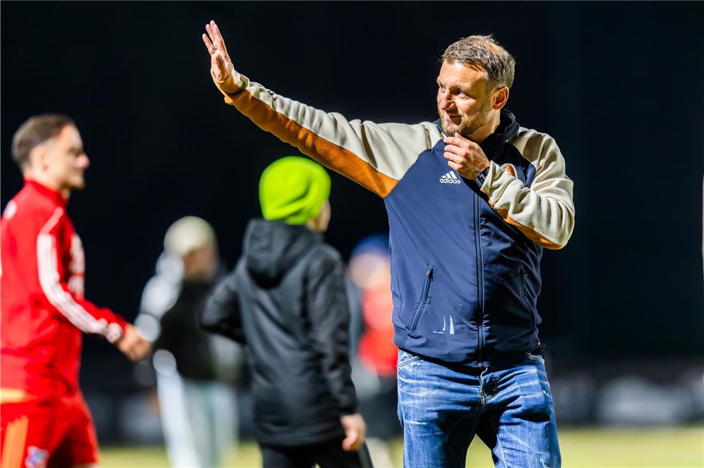 Trainersuche beim Lüner SV: Eine Spur führt zu Dimitrios Kalpakidis Dimitrios Kalpakidis winkt zur Seite.