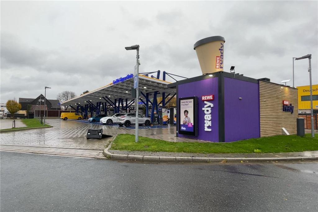 Einkaufen im smarten Rewe-Markt in Kamen: Der KI-Store im Test Eine Totalaufnahme von E-Tankstelle und Smart-Store.