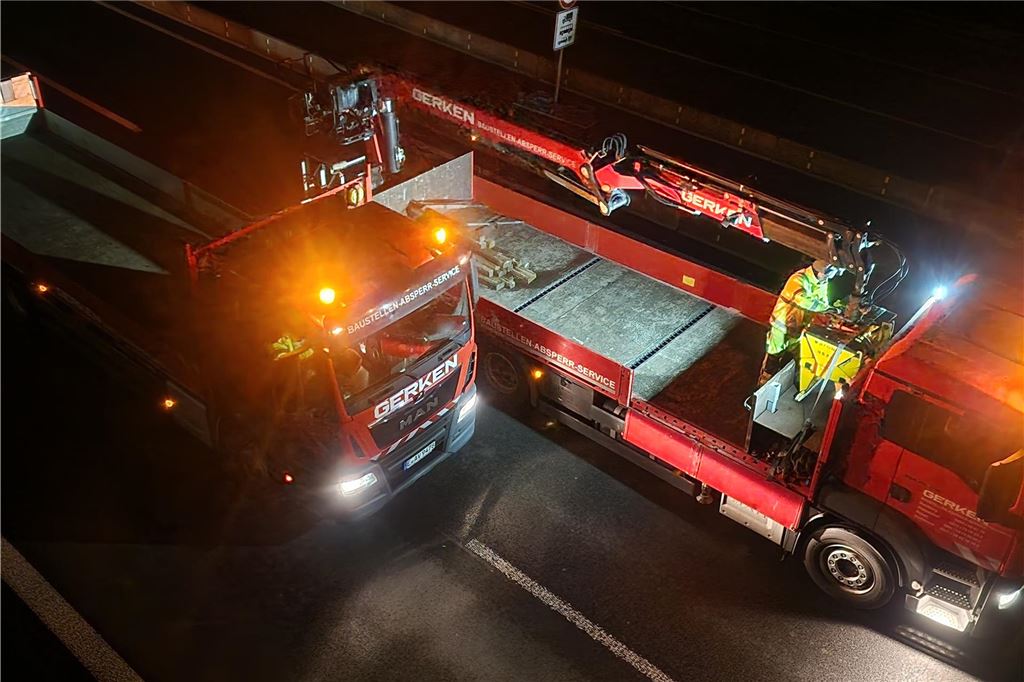 2.000 Tonnen auf Rädern, A1 gesperrt: Liveblog vom spektakulären Brückenbau in Unna Direkt nach Sperrung der Autobahn sind die ersten Speziallaster über die Fahrbahn der A1 gerollt.