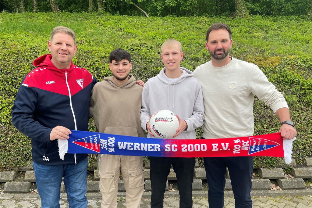 Werner SC stellt zwei Neuzugänge vor: Einer kommt von Eintracht Werne Die beiden WSC-Neuzugänge posieren bei der Vorstellung hinter einem WSC-Schal.