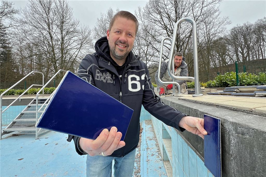 Kreative Krisen-Lösung durch viel Eigeninitiative im Freibad Dellwig Geschäftsführer Dirk Weise mit den DIN-genormten Schnäppchen-Fliesen.
