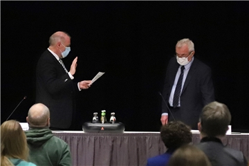 Dirk Wigant (links) legt vor dem Altersvorsitzendem Werner Clodt den Amtseid ab. Clodt legte Wigant auch die Amtskette an - sicherheitshalber mit Handschuhen, „sonst mache ich da noch was kaputt“.