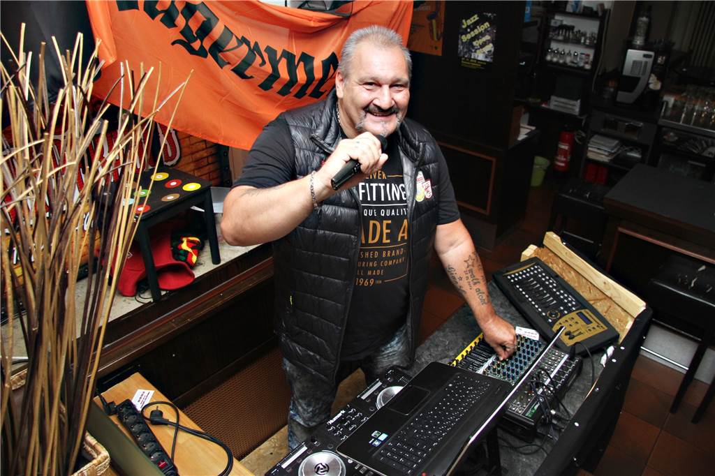 Als in der Alten Post in Brackel die Post abging DJ Diego am Mischpult. Der 56-Jährige legt regelmäßig im Ratskeller auf.