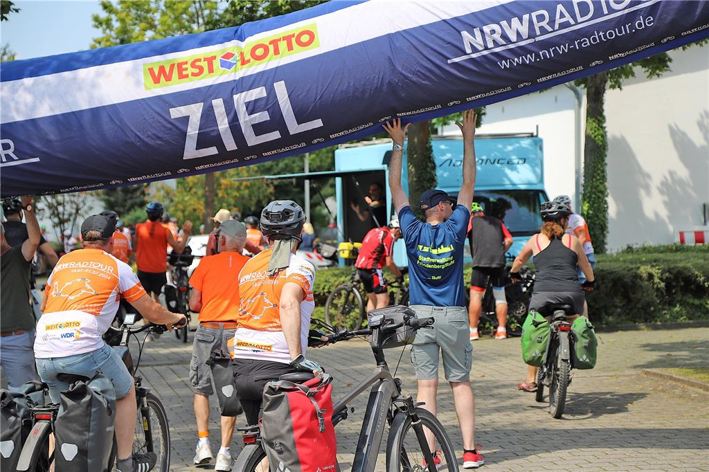 Die Zielmarke Fröndenberg bei der NRW-Radtour 2024. 