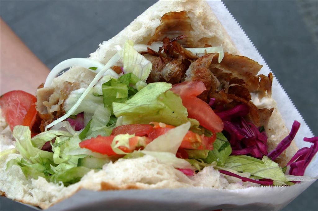 Döner-Boom: Aktuelle Preise und Standorte der Buden auf einen Blick Eine Döner-Tasche in Nahaufnahme.