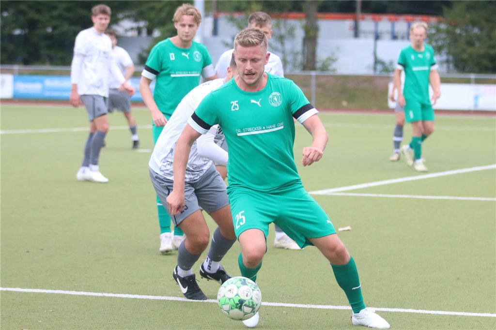 Dominik Hennes´ Treffer reicht nicht für Westfalia Wethmar Dominik Hennes führt den Ball.