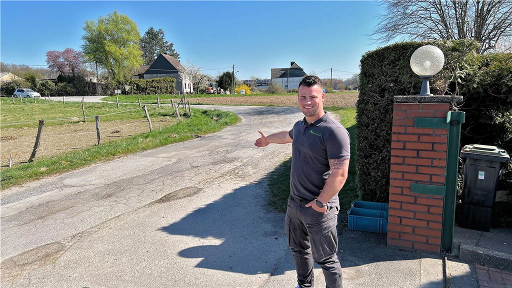 Sperrung der Altendorfer Straße: Anwohner loben Baufirma und Kommunikation Dominik Schwerte zeigt auf seine kaputte Einfahrt an der Altendorfer Straße