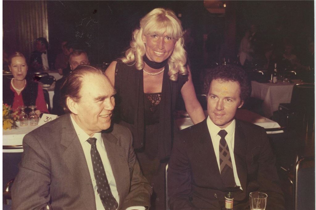 Warum der Preis für Oma Doris ein Preis für alle ist Doris Schulenkorf auf einem alten Foto mit den Sport-Stars Max Schmeling (l.) und Franz Beckenbauer.