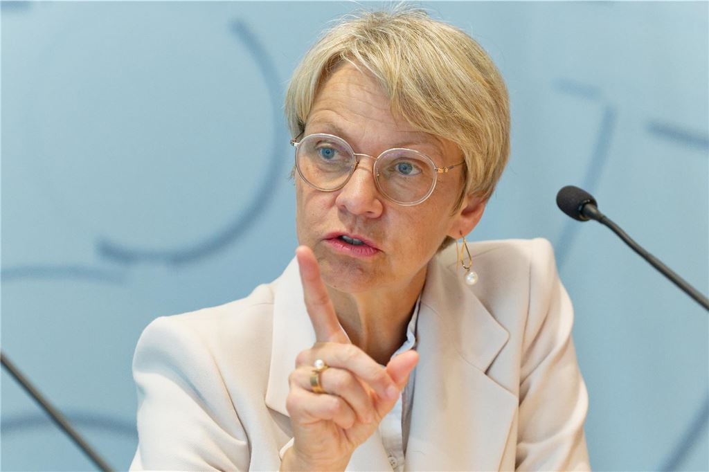 Zahlen, die zählen: So viel Unterricht fällt an den Schulen aus Dorothee Feller (CDU), Ministerin für Schule und Bildung des Landes Nordrhein-Westfalen, spricht bei einer Pressekonferenz.