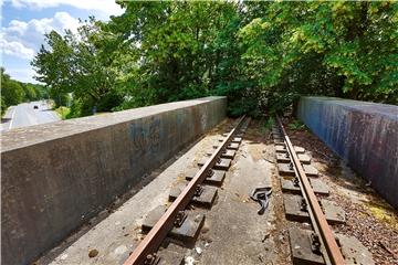 Dort, wo früher alte Loks von Kettler schnauften, pusten bald vielleicht die Radfahrer. Eine alte Bahntrasse soll zum Radweg umgebaut werden. Die geheimnisvolle Strecke liegt auf verrotteten Bahnschwellen.