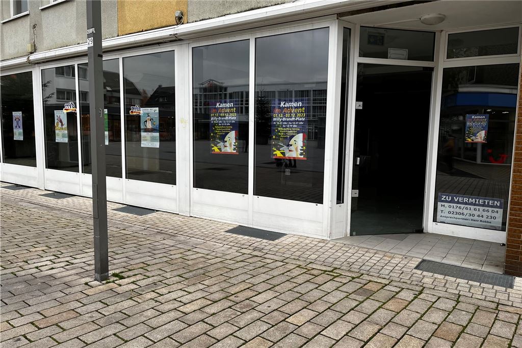 Meilenweit Leerstände in Kamen: Quote spiegelt Realität nicht wider Dort, wo früher Weltbild war und später ein Ein-Euro-Shop, herrscht jetzt gähnende Leere. Im Schaufenster gibt es Kunst zu sehen.