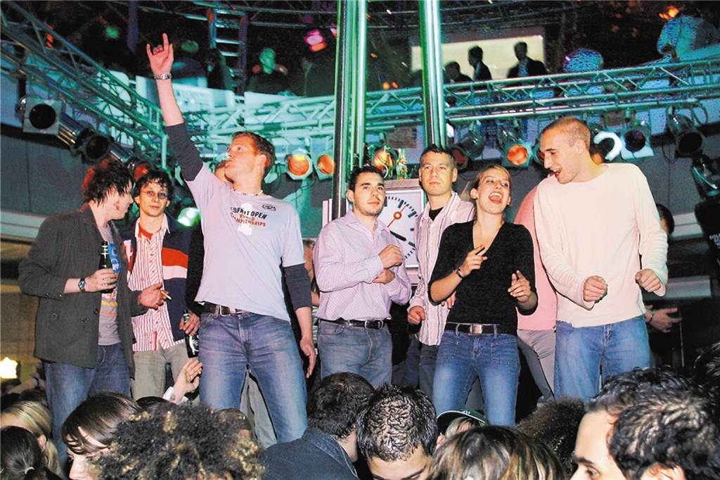 Die U-Bahn-Partys machten die Haltestelle Westfalenhalle zur Open-Air-Disko Dort, wo sonst Fahrgäste herliefen, feierten nun Partygäste.