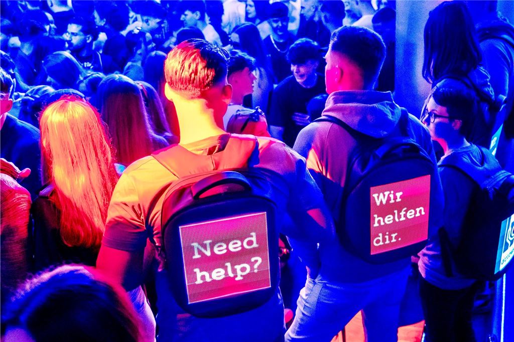 Idee aus Kapstadt lässt nächtliche Polizeieinsätze in Dortmund sinken Dortmund Guides mit den digitalen Rucksäcken.