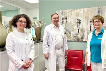 Dr. Elisavet Athanasiou-Weier, Dr. med. Thomas Huth und die medizinische Fachangestellte Martina Becker (v.l.) haben in zwei Jahren Corona-Pandemie einiges erlebt.