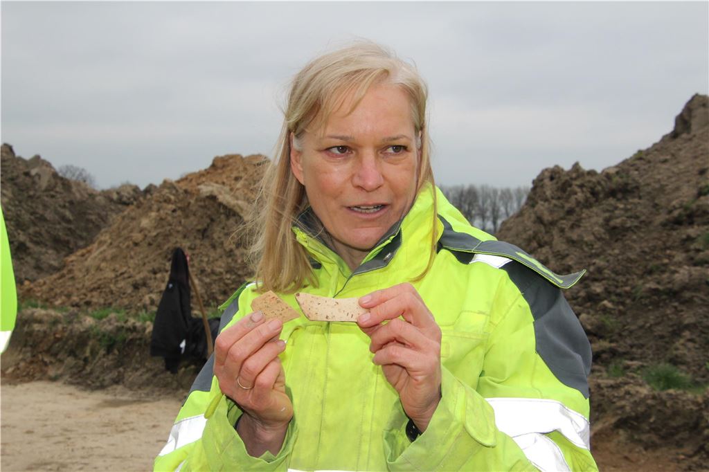 „Bislang einzigartig“: Archäologen finden Gräber und Urne am Südring Dr. Eva Cichy vom LWL