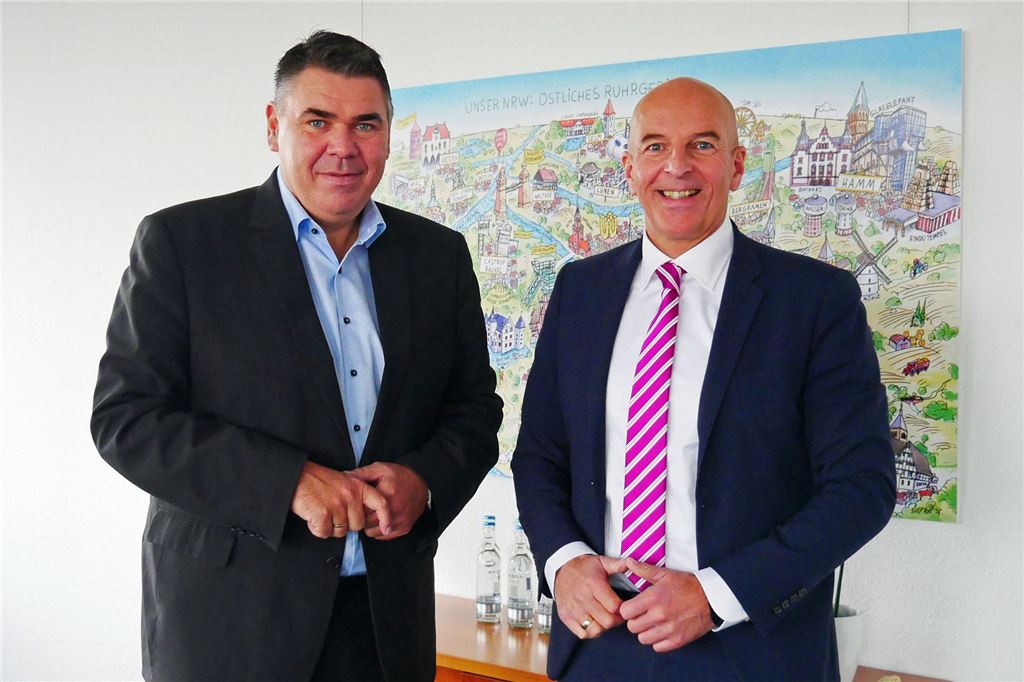 Dramatischer Appell an Ministerpräsidenten: „Sonst gehen im Kreis Unna die Lichter aus“ Dr. Georg Lunemann (r.), Direktor des Landschaftsverbandes Westfalen-Lippe (LWL), traf sich im Kreishaus Unna mit Landrat Mario Löhr.