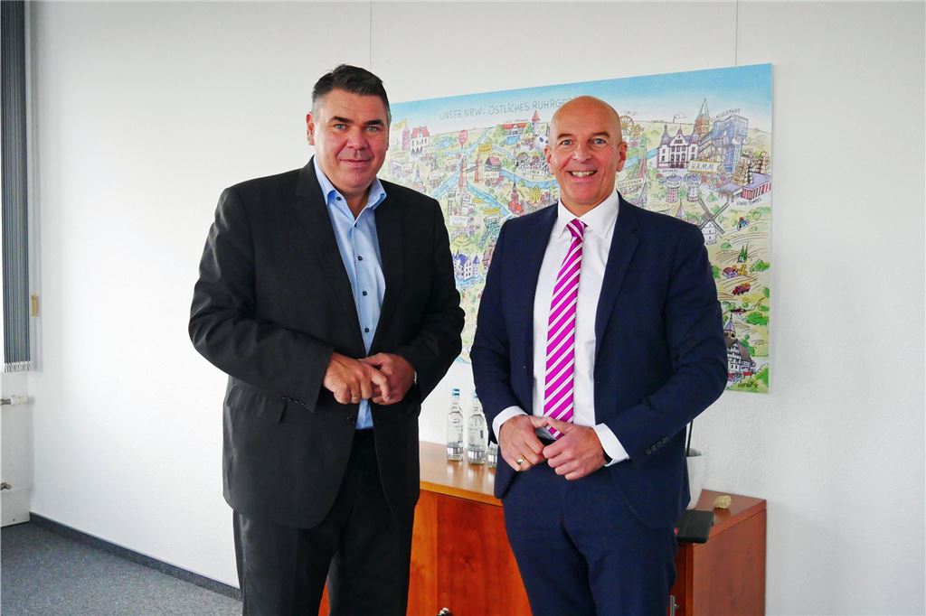 Eingliederungshilfe: Wo Millionen Euro aus dem Kreis Unna landen Dr. Georg Lunemann (r.), Direktor des Landschaftsverbandes Westfalen-Lippe (LWL), und der Landrat des Kreises Unna, Mario Löhr.