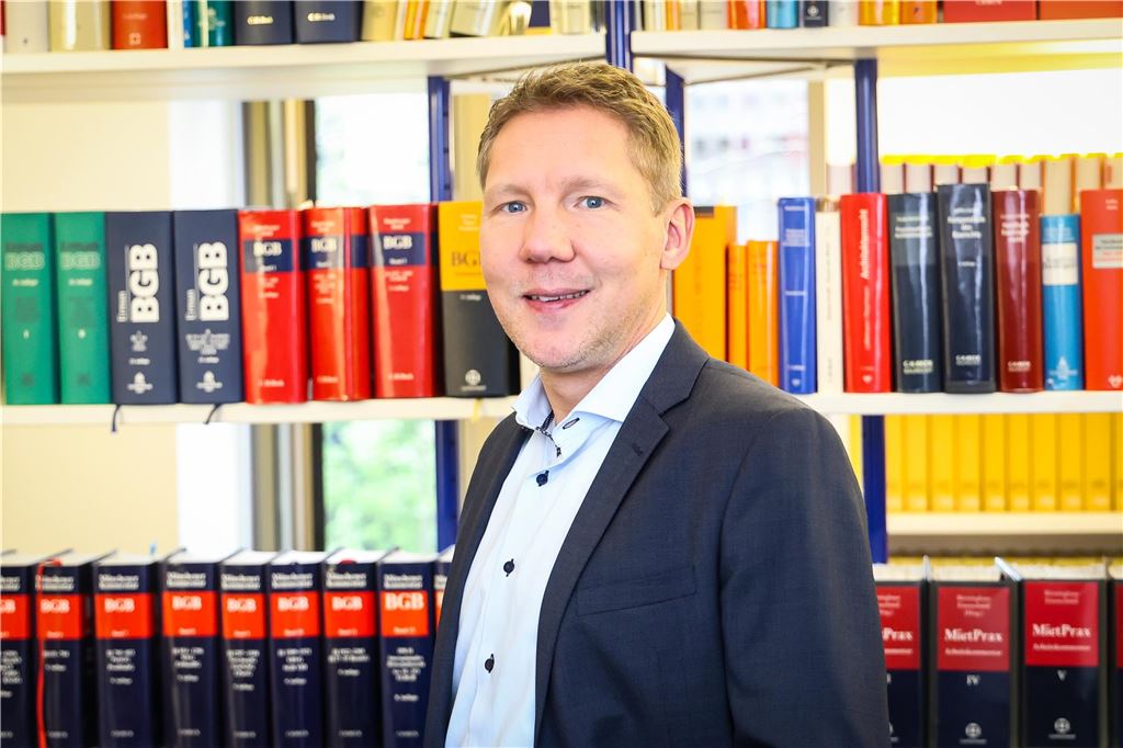 Klagewelle von Transperson Alina S.: Chef widerlegte Diskriminierung Rechtsanwalt Dr. Hendrik Zeiß von der Kanzlei Ehlers & Feldmeier in Dortmund vor einem Bücherregal.