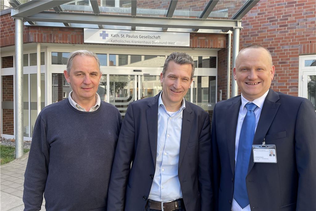 Neuer Chefarzt in Kirchlinde ist Top-Mediziner auf Focus-Bestenliste Dr. Holger Böhm, Pflegedirektor Axel Westermann und Professor Dr. Sebastian stehen vor dem Haupteingang des Katholischen Krankenhauses Dortmund-West.