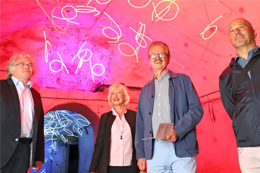 Lichtkunstzentrum braucht neues Trägermodell noch früher Dr. Jochen Stemplewski besucht mit Begleitern im Unnaer Lichtkunstzentrum den rot und blau ausgeleuchteten Tunnel of Tears des Lichtkünstlers Keith Sonnier.